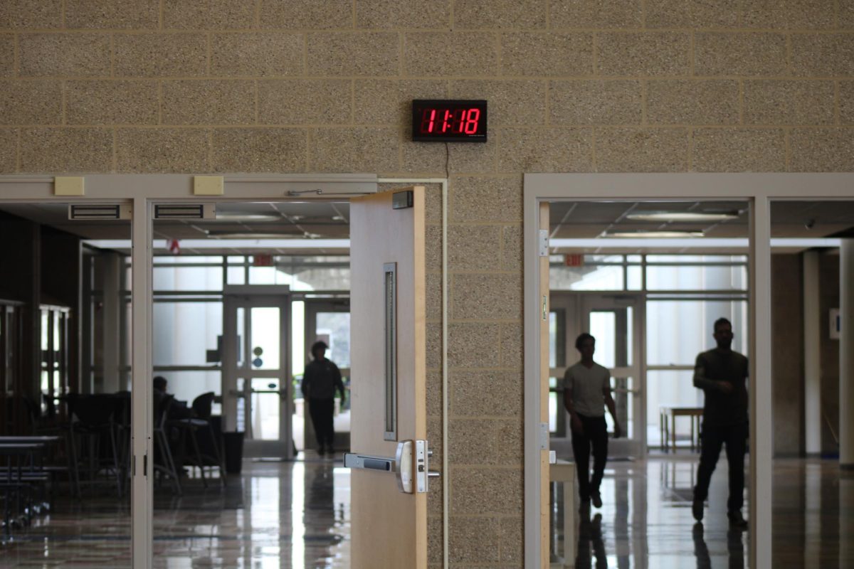 Alarm+clock+from+Walnut+St.+Entrance%2C+many+of+these+clocks+are+around+the+school