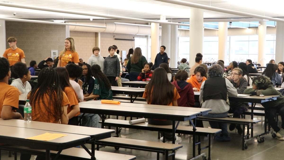 Freshman mentors showing around 8th graders